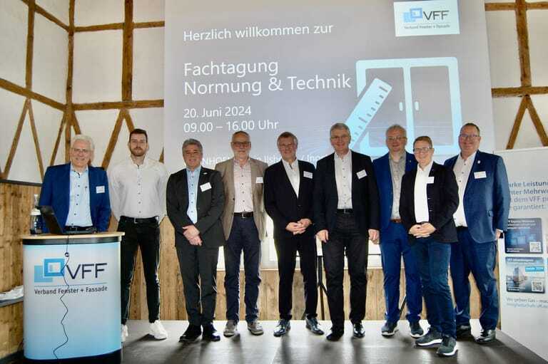 Die Referenten der Fachtagung, v.l.n.r.: Christian Anders (Hilzinger Metallbau), Felix Mollenhauer (Bundesverband Gebäude Grün e. V.), Markus Christoffel (VFF), Wolfgang Jehl (ift Rosenheim), Detlef Timm (Hans Timm Fensterbau), Hans-Walter Bielefeld (Schüco International KG), Rüdiger Hofmann (Inoclad Engineering), Robert Leinert (Meesenburg) und Frank Koos (VFF).
