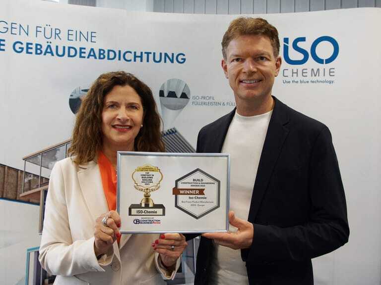 Geschäftsführer Dr. Martin J. Deiß und Marketingleiterin Inge Knorn freuen sich über die beiden Awards.