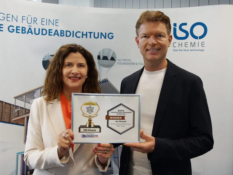 Gesch&auml;ftsf&uuml;hrer Dr. Martin J. Dei&szlig; und Marketingleiterin Inge Knorn freuen sich &uuml;ber die beiden Awards.