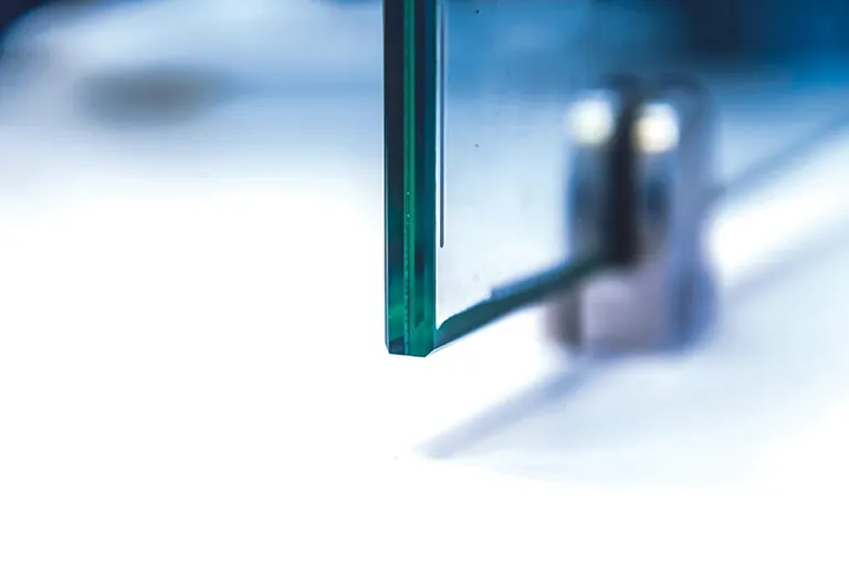 Eine Fineo Glaseinheit ist 7,7 Millimeter dick. Der Scheibenzwischenraum beträgt 0,1 Millimeter.