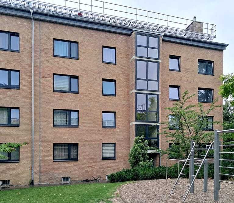 Die Peter van Kempen GmbH aus Nettetal-Lobberich modernisierte insgesamt sechs Mehrfamilienhäuser mit rund 400 Fenstern in der Düsseldorfer Ardennenstraße mit Elementen der R-Variante des Kömmerling 76 Anschlagdichtungssystems.
