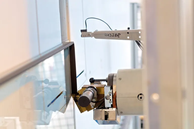 Ein Roboter appliziert den Dichtstoff Ködispace 4SG vollautomatisch auf die Scheibe.