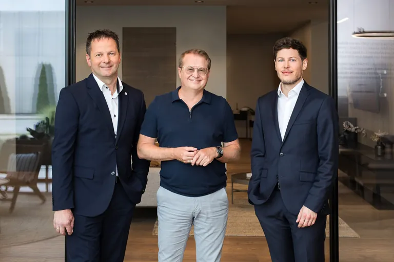 Gerhard Kasbauer komplettiert das Trio der Gesch&auml;ftsf&uuml;hrung der Josko-Scheuringer Gruppe und Josko Fenster und T&uuml;ren. Am Bild (v.l.n.r.): Gerhard Kasbauer (COO), Johann Scheuringer (CEO und Mehrheitseigent&uuml;mer), Stefan Wagner (CSO & CFO).