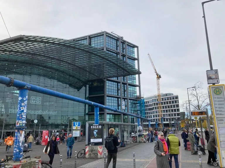 F&uuml;r die weitere Normung des konstruktiven Glasbaus hat das CEN die Teile 1 bis 3 der DIN EN 19100 als Entwurf zur Einsicht ver&ouml;ffentlicht.