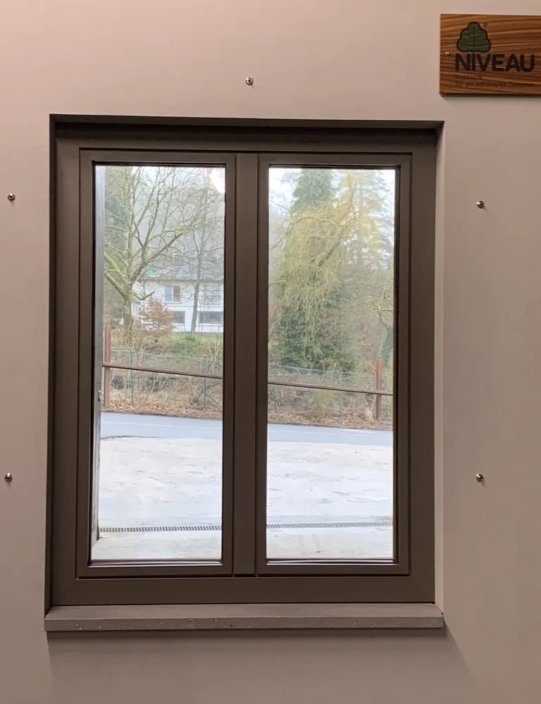 Das neue Holz-Alu-Fenster von Niveau mit Fichte Altholz bringt Pflegeleichtigkeit und Witterungsbest&auml;ndigkeit auf der Au&szlig;enseite mit einem wohnlichem Vintage-Look auf der Innenseite in Einklang.