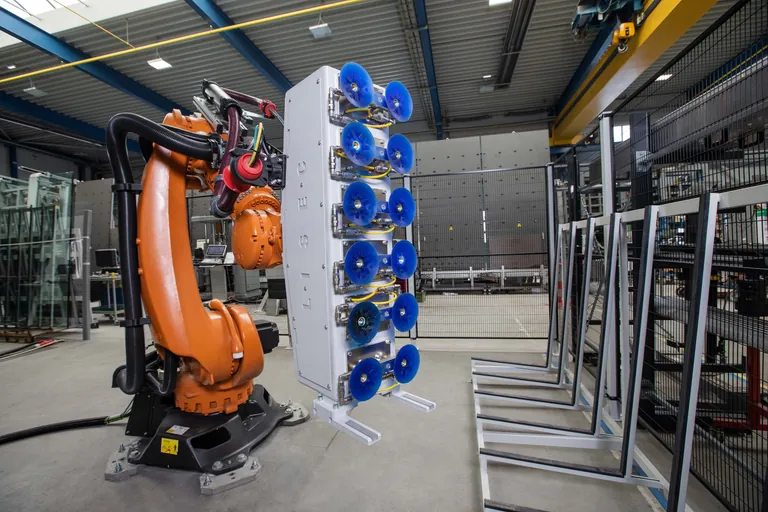 Lisec zeigt auf der diesj&auml;hrigen glasstec unter anderem eine Roboter-Entladestation inklusive Drehkarussell f&uuml;r A-Racks.