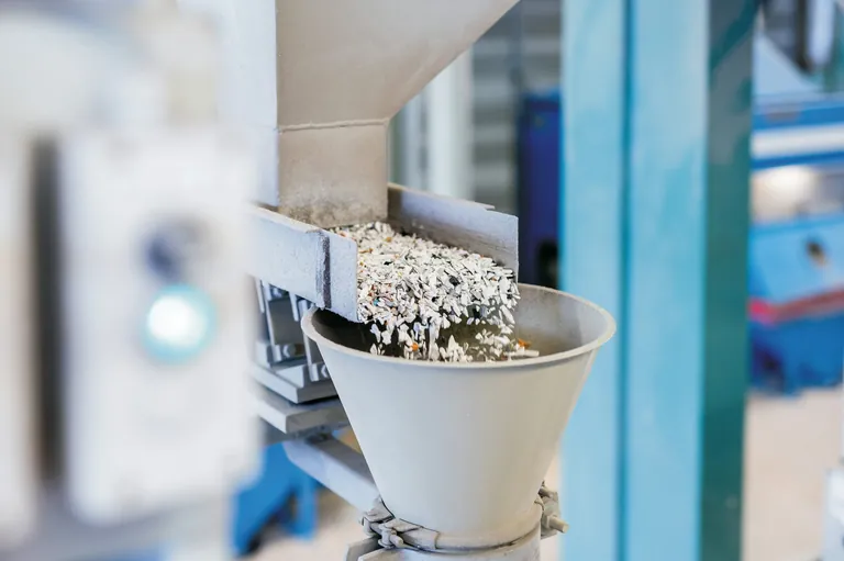 Aus alten Fenstern können neue, hochwärmedämmende Profile entstehen. Deshalb ist es wichtig, dass alle Kunststofffenster gesammelt und recycelt werden.