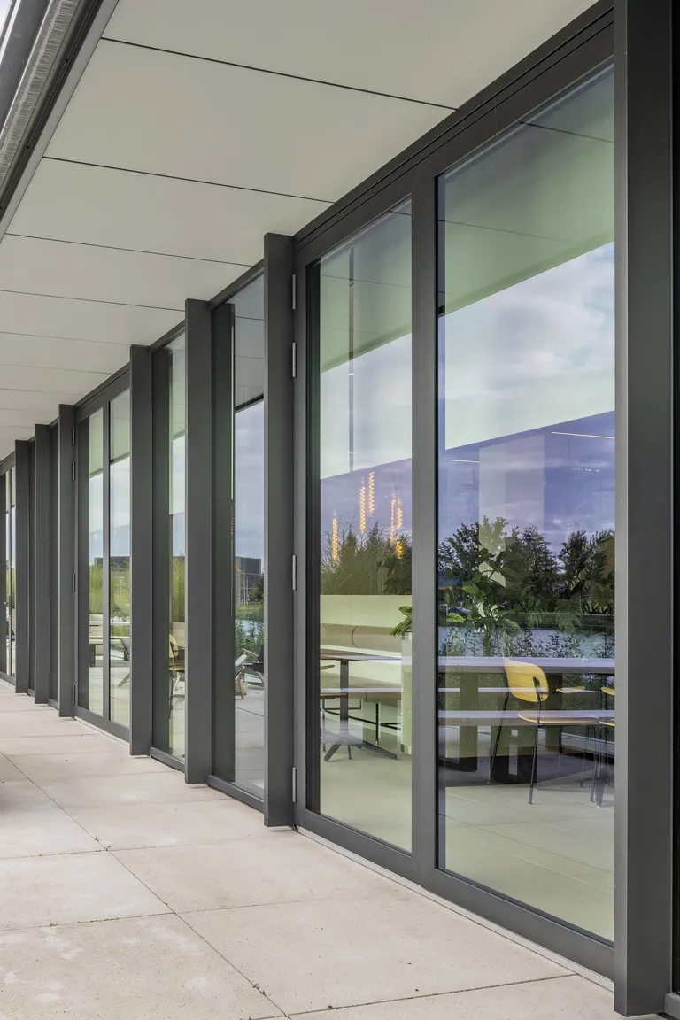 Sonnenschutzverglasung Cool-Lite Xtreme 70/33 in Kombi mit einem innen liegendem Sonnenschutzgewebe des dänische Textilspezialisten Kvadrat Shade.