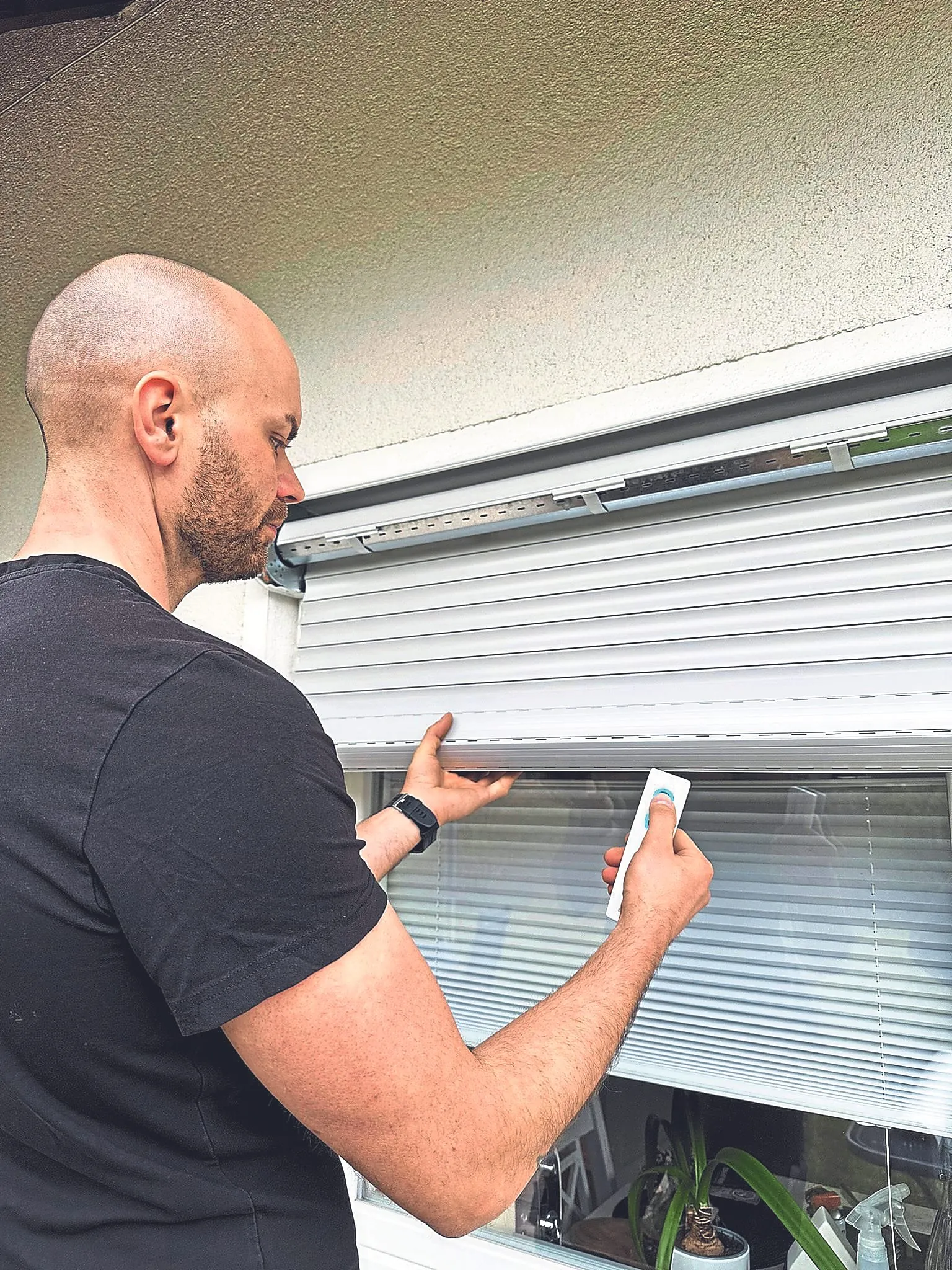 10. Schritt: Bedienen Sie die Anlage so, dass sich der Behang auf die Wickelwelle aufrollt. Stellen Sie sicher, dass der Behang gleichmäßig aufgerollt wird und keine Hindernisse im Weg sind.