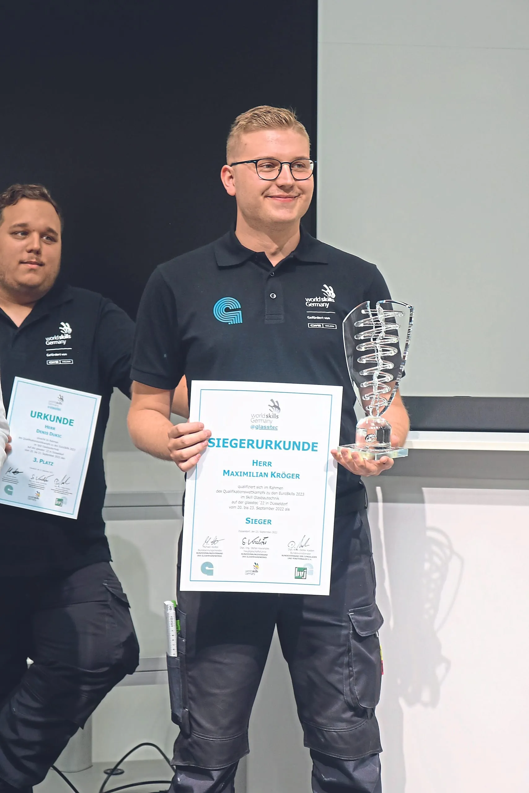 Geh&ouml;rte 2022 zu den Siegern der World-Skills Germany in D&uuml;sseldorf: Maximilian Kr&ouml;ger von Glas Lerchenm&uuml;ller in Dieburg/Hessen. Im November trat er f&uuml;r Deutschland bei den Euro-Skills in Salzburg an.