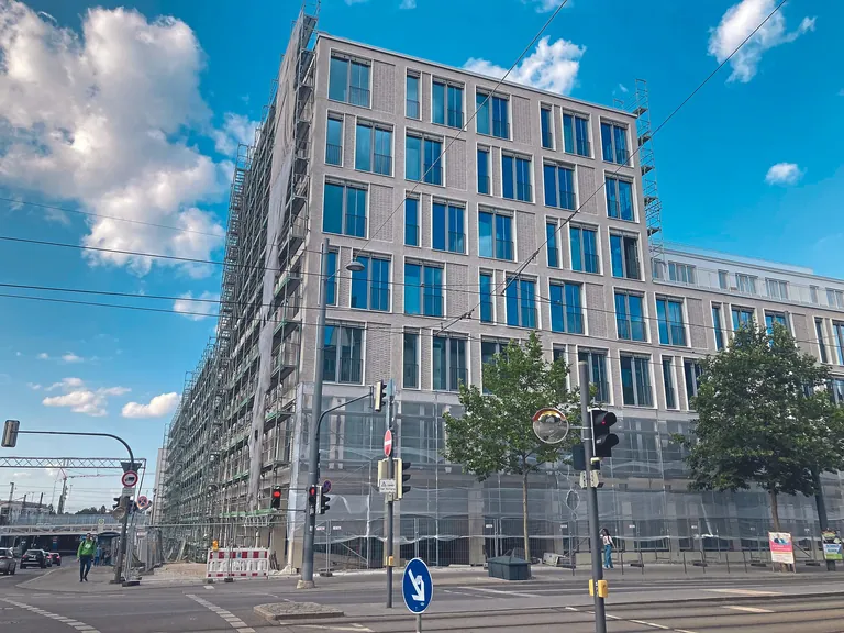 Der Bausektor in Deutschland – mit rund 42 Prozent der gesamten CO2-Emissionen einer der größten Emittenten – muss umgestaltet werden, um die beschlossenen Klimaziele der EU und Deutschlands zu erreichen. Damit rücken Ressourcenmanagement, Energieeffizienz und Systemvernetzung in den Fokus der Unternehmen.