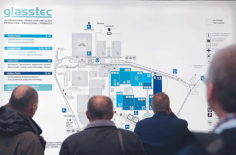 Die Autobahn A44 f&uuml;hrt direkt am Messegel&auml;nde entlang. Adresse f&uuml;r Navigationssysteme: 40474 D&uuml;sseldorf, Am Staad (Stockumer H&ouml;fe). Die Stra&szlig;enbahnlinien U78, U79 sowie der Bus 722 fahren zur Messe. Interaktiver Hallenplan mit allen Ausstellern unter https://www.glasstec.de/de/Interaktiver_Hallenplan.