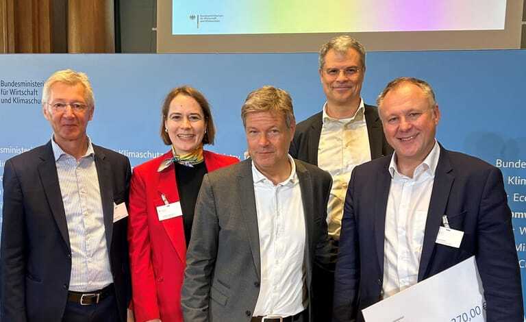 v. l.: Raimund Heinl (CEO Saint-Gobain Deutschland & Österreich), Cordula Gudduschat (Vorstandvorsitzende der Saint-Gobain Isover G+H AG), Bundeswirtschaftsminister Dr. Robert Habeck, Dr. Stephan Behle (Direktor Saint-Gobain Research Germany) und Pascal Decker (Vorsitzender der Geschäftsführung der Saint-Gobain Glass Deutschland GmbH).