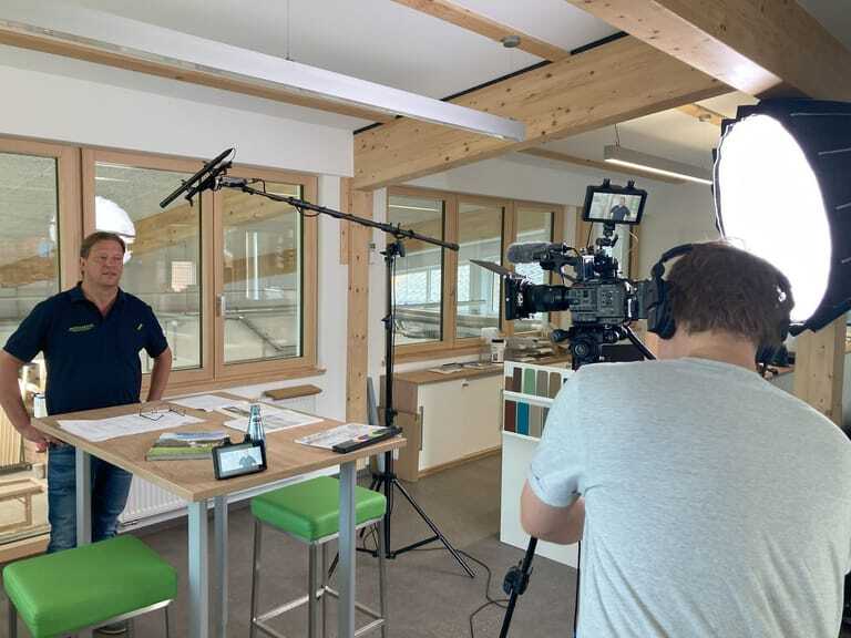 Der Gesamtsieger im Wettbewerb Fensterbauer des Jahres erhält von Holzmann Medien ein umfangreiches Marketingpaket, darunter ein Imagevideo inklusive aller Nutzungsrechte zur weiteren Verwendung. Im Bild: Matthias Mühlenkord (li.) steht Julian Windscheid,Leiter der Videoabteilung von Holzmann Medien, vor der Kamera Rede und Antwort.