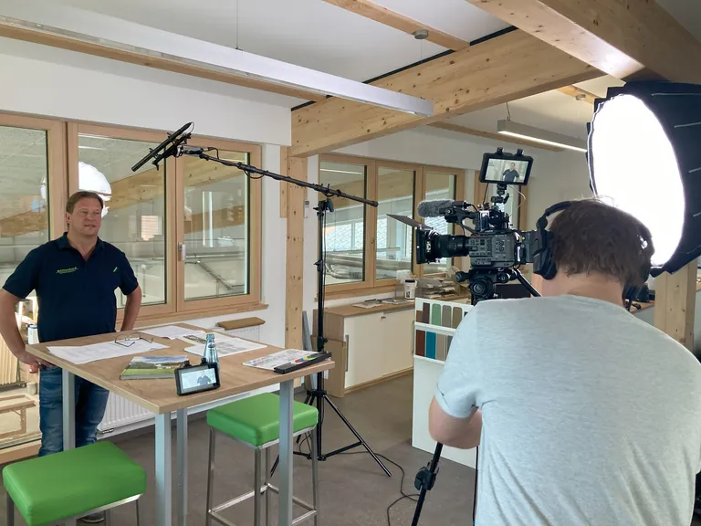 Der Gesamtsieger im Wettbewerb Fensterbauer des Jahres erh&auml;lt von Holzmann Medien ein umfangreiches Marketingpaket, darunter ein Imagevideo inklusive aller Nutzungsrechte zur weiteren Verwendung. Im Bild: Matthias M&uuml;hlenkord (li.) steht Julian Windscheid,Leiter der Videoabteilung von Holzmann Medien, vor der Kamera Rede und Antwort.