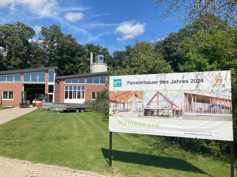 Direkt am Firmengelände in Verl stellte Mühlenkord ein Plakat auf, das Radfahrer und Passanten auf die Auszeichnung des Betriebs hinweist.