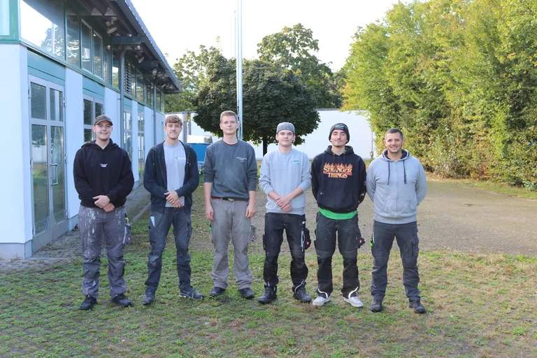 Die fünf Wettbewerbsteilnehmer (v.l.) Leon Dietenberger, Leon Stapf, Jann Lasse Reutter, Lukas Ewen, Lars Kühnel mit Aufsicht Antonio Bava.