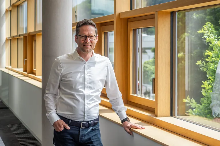 Florian Wölfle, Geschäftsführer der Moser GmbH. Er steht im neuen Verwaltungsgebäude in Haslach vor einer Pfosten-Riegel-Konstruktion aus eigener Produktion.