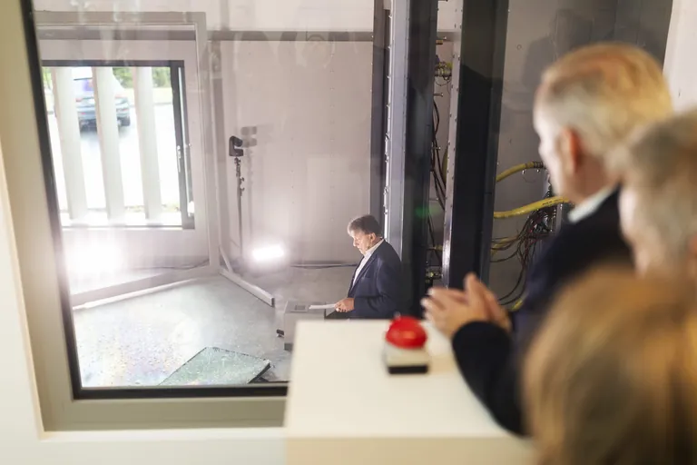 Im Multifunktionspr&uuml;fstand des S&auml;lzer Kompetenzzentrums werden die hochsicheren Systeme des Unternehmens bis an ihre Grenzen und dar&uuml;ber hinaus getestet.