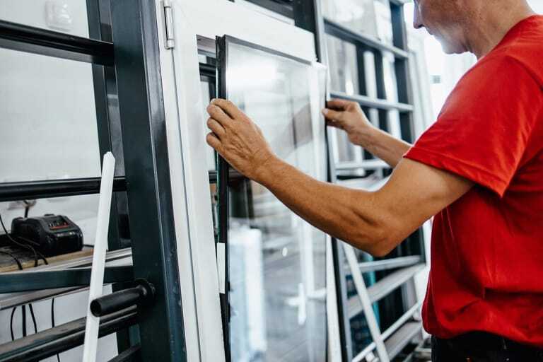 Der Primärdichtstoff Butyl (Tenaglass PIB) sorgt für einen gasdichten Abschluss zwischen den Glasscheiben, um das Entweichen von Schutzgasen und das Eindringen von Feuchtigkeit zu verhindern.