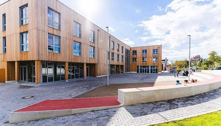 Für die Privatuniversität Witten/Herdecke lieferte Mühlenkord 1.400 Quadratmeter Fensterfläche, ausgeführt als Holz/Alu-Fenster mit Dreifach-Verglasung, 200 Quadratmeter Pfosten-Riegel-Konstruktion in Fichte sowie Flucht- und Brandschutztüren.