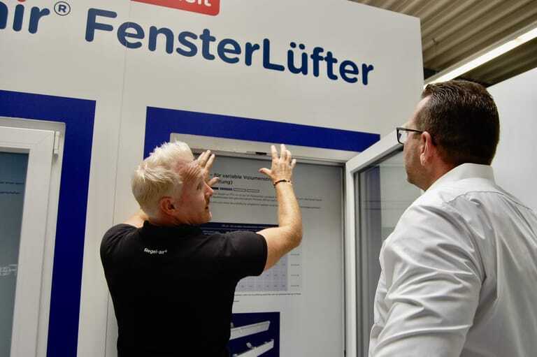 Thomas Verhoeven (l.), Gesch&auml;ftsf&uuml;hrer bei Regel-air, erkl&auml;rt Denis Fellner im Showroom am niederrheinischen Firmensitz die unterschiedlichen Funktionsweisen der verschiedenen Fensterfalzl&uuml;fter.