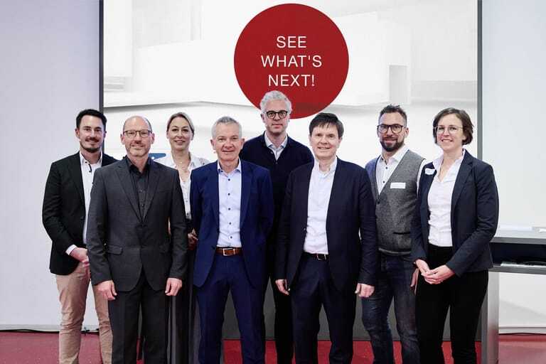 Die Akteure des 9. Next Expertenforum (v. l. n. r.): Moritz Feid (Saint Gobain Glass), Philipp Müller (Hydro Building Systems), Dr. Christine Lemaitre (DGNB), Moderator Christian Mettlach (WICONA), Martin Pauli (Arup), Gerhard Feldmeyer (Madaster Foundation), Dominik Füreder (voestalpine Stahl), Dr.-Ing. Ira Brückner (Heidelberg Materials).