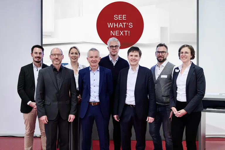 Die Akteure des 9. Next Expertenforum (v. l. n. r.): Moritz Feid (Saint Gobain Glass), Philipp M&uuml;ller (Hydro Building Systems), Dr. Christine Lemaitre (DGNB), Moderator Christian Mettlach (WICONA), Martin Pauli (Arup), Gerhard Feldmeyer (Madaster Foundation), Dominik F&uuml;reder (voestalpine Stahl), Dr.-Ing. Ira Br&uuml;ckner (Heidelberg Materials).