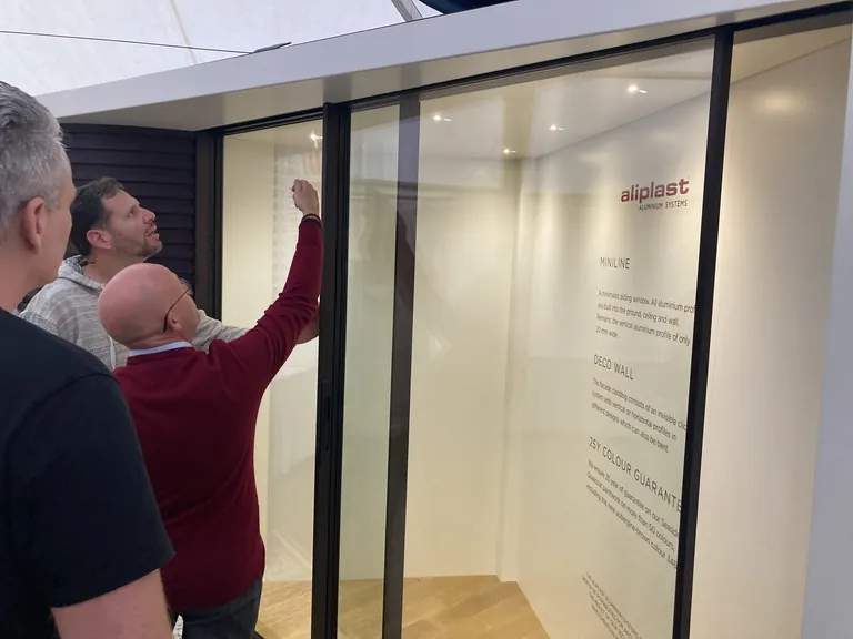 Am Brombachsee bei Nürnberg stellte Aliplast den Fachpartnern aus DACH das Schiebeelement Miniline vor.