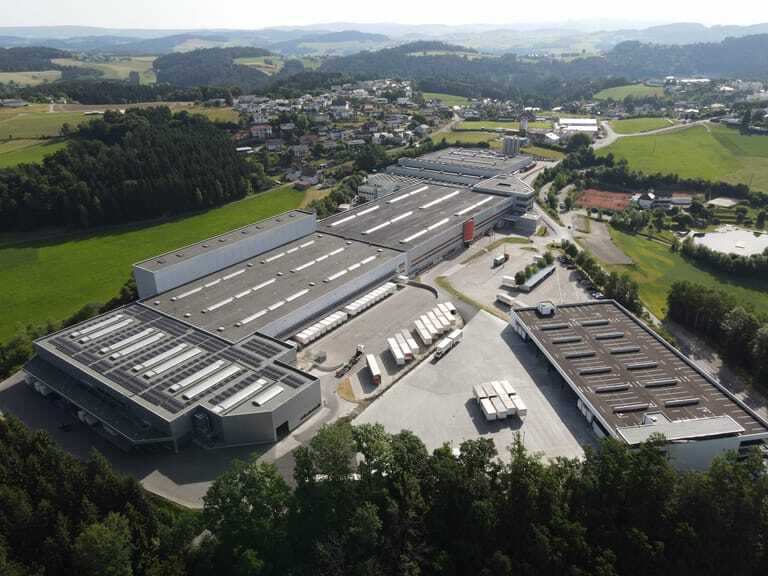 An allen drei Internorm-Produktionsstandorten – Traun, Sarleinsbach und Lannach – wurden PV-Anlagen mit 6.078 PV-Modulen und einem Leistungsumfang von 2.705 kWp errichtet.