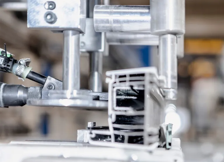 Zur Anpassung an die Gealan-Profile, die in der Fertigung von Helmut Meeth verarbeitet werden, erh&auml;lt das Unternehmen die SPE-Schraube als verk&uuml;rzte Sonderanpassung.