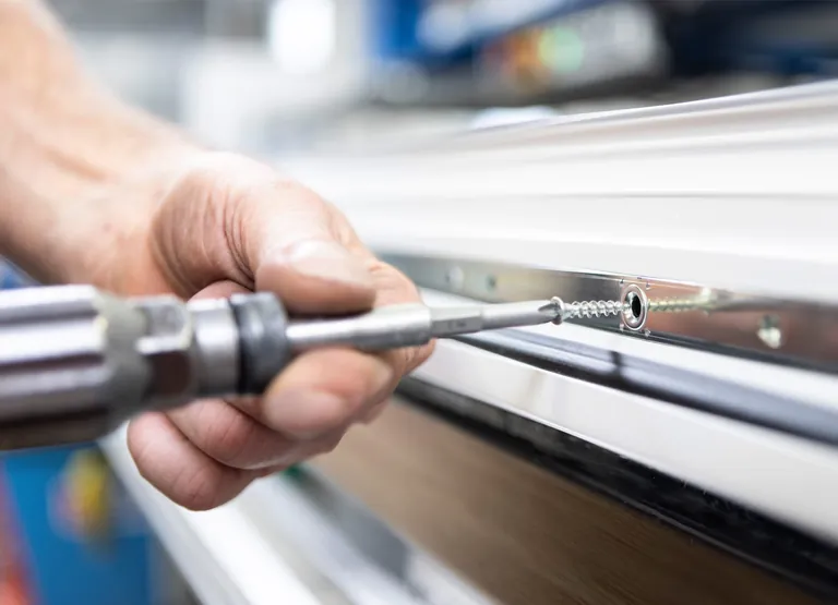 Das Fixieren der Beschl&auml;ge am Fensterfl&uuml;gel erfolgt bei Helmut Meeth mithilfe der SPT-Schraube von SFS. F&uuml;r Zeit- und Kosteneinsparungen sorgt der SFS-spezifische Senkkopf.