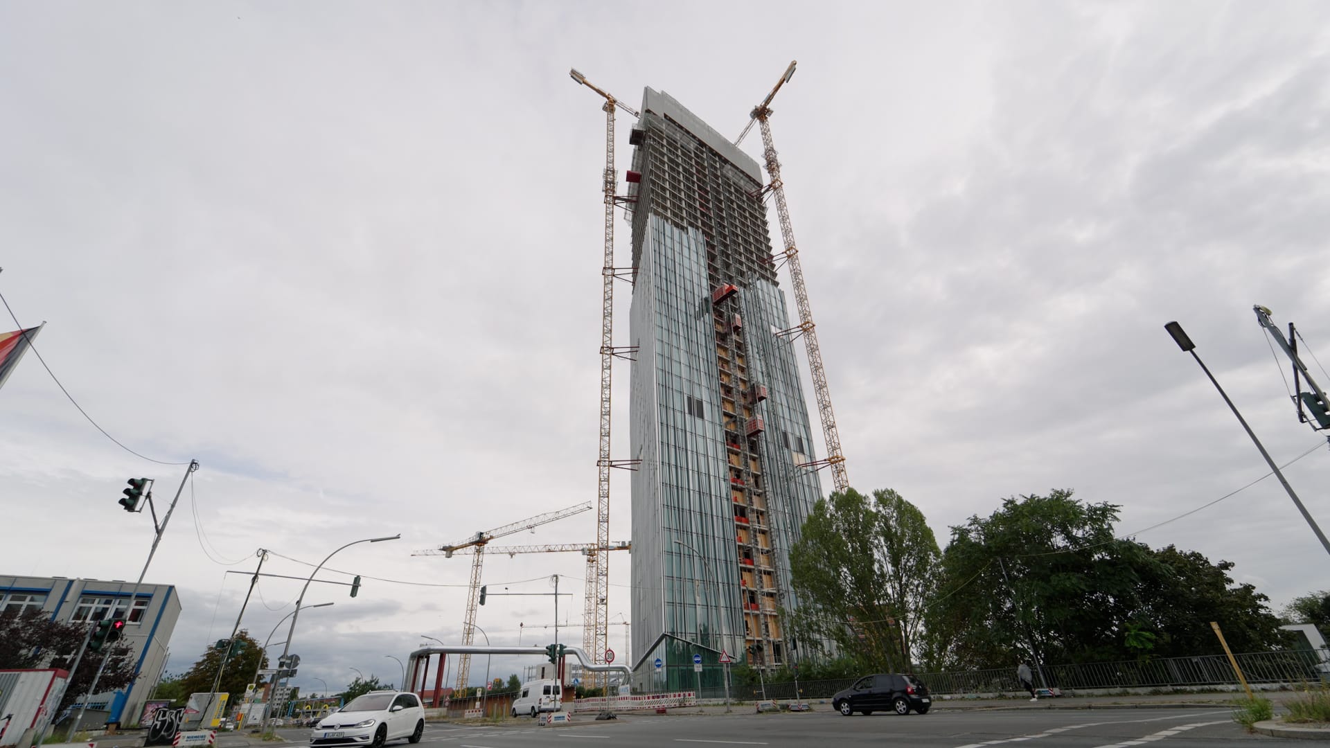 Der Estrel Tower in Berlin-Neukölln wird nach Fertigstellung mit 176 Metern das höchste Hochhaus in Berlin sein. Auf 45 Etagen sollen sich 522 Hotelzimmer, Suiten, Lofts und Langzeitapartments sowie ein Fitness- und Spa-Bereich verteilen. Daneben wird der Estrel Tower Büro- und Coworking-Flächen, eine Galerie, ein Restaurant, eine Skybar und eine flexible Eventfläche beherbergen. Einlegeschienen und Bolzenanker von Fischer sichern dabei die Element-Fassade, die einen Panoramablick über Berlin bietet.