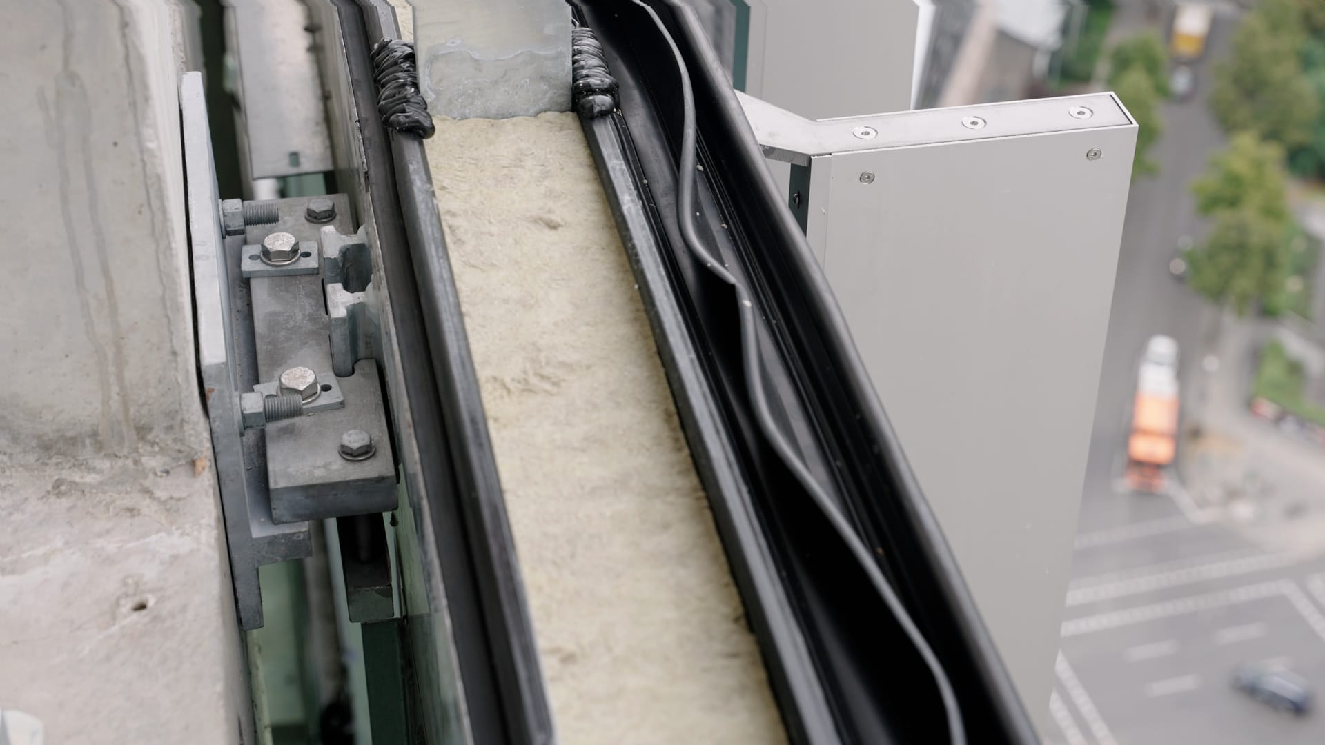 Zur Sicherung der Elementfassade an Betonstützen dienen die Einlegeschienen Innolock FES RS-S von Fischer. Zugehörige FBC-S-225 Hammerkopfschrauben greifen formschlüssig mit den gezahnten Lippen der Schiene ineinander. Die patentierte Lippengeometrie (gestufte Schienenlippe) ermöglicht hohe Haltewerte für Zug, Quer- und Längslasten. Durch ein ausgeklügeltes Funktionskonzept bleibt die Hammerkopfschraube auch bei höchster Belastung sicher mit der Ankerschiene verbunden.