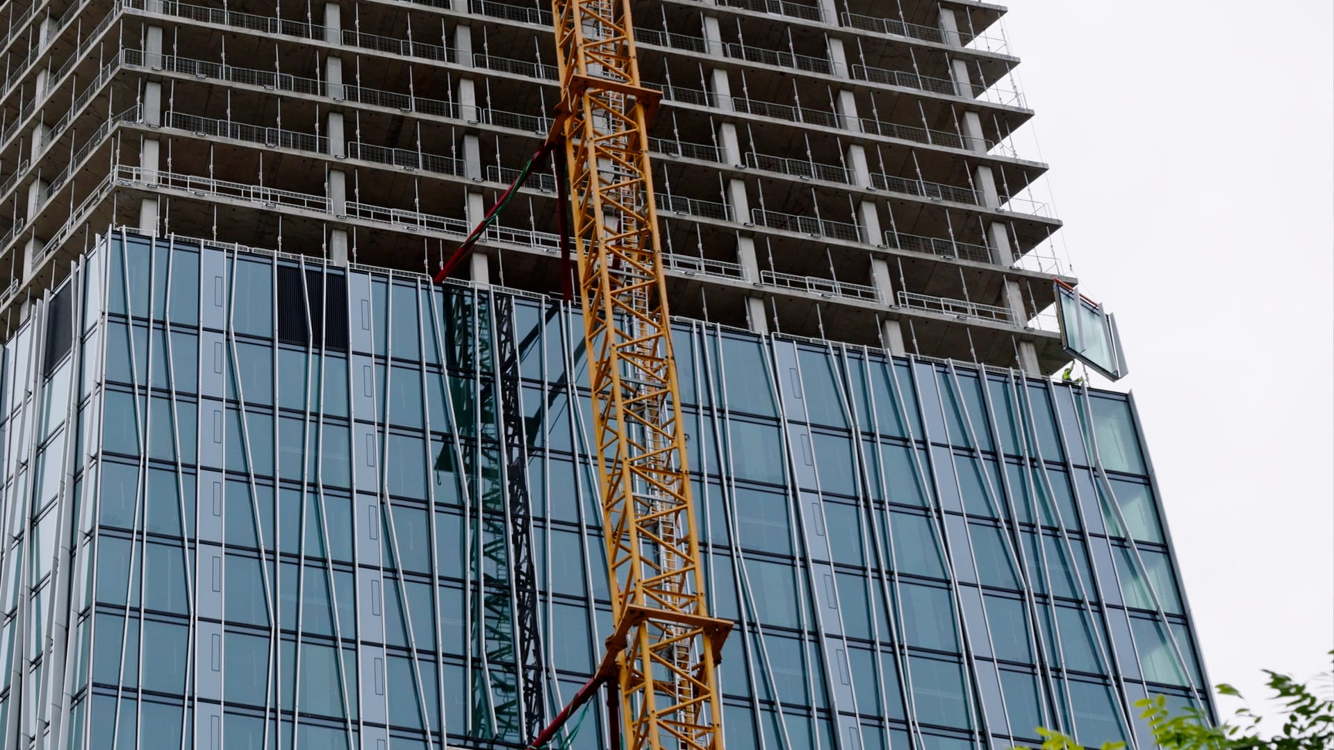 Die Fassaden-Elemente werden werkseitig vorgefertigt auf die Baustelle geliefert. Der klassische Aufbau besteht in einer Aluminium-Tragkonstruktion und einer durchgehenden Glasscheibe als Füllung. Teilweise gibt es auch vertikale Öffnungsflügel, sowie integrierte Zu- und Abluftöffnungen, ein Dichtungssystem und Verbindungselemente. Stoß- und Satteldichtungen stellen die Luft- und Wasserdichtigkeit und somit die Energieeffizienz und den Schutz vor Witterungseinflüssen sicher.