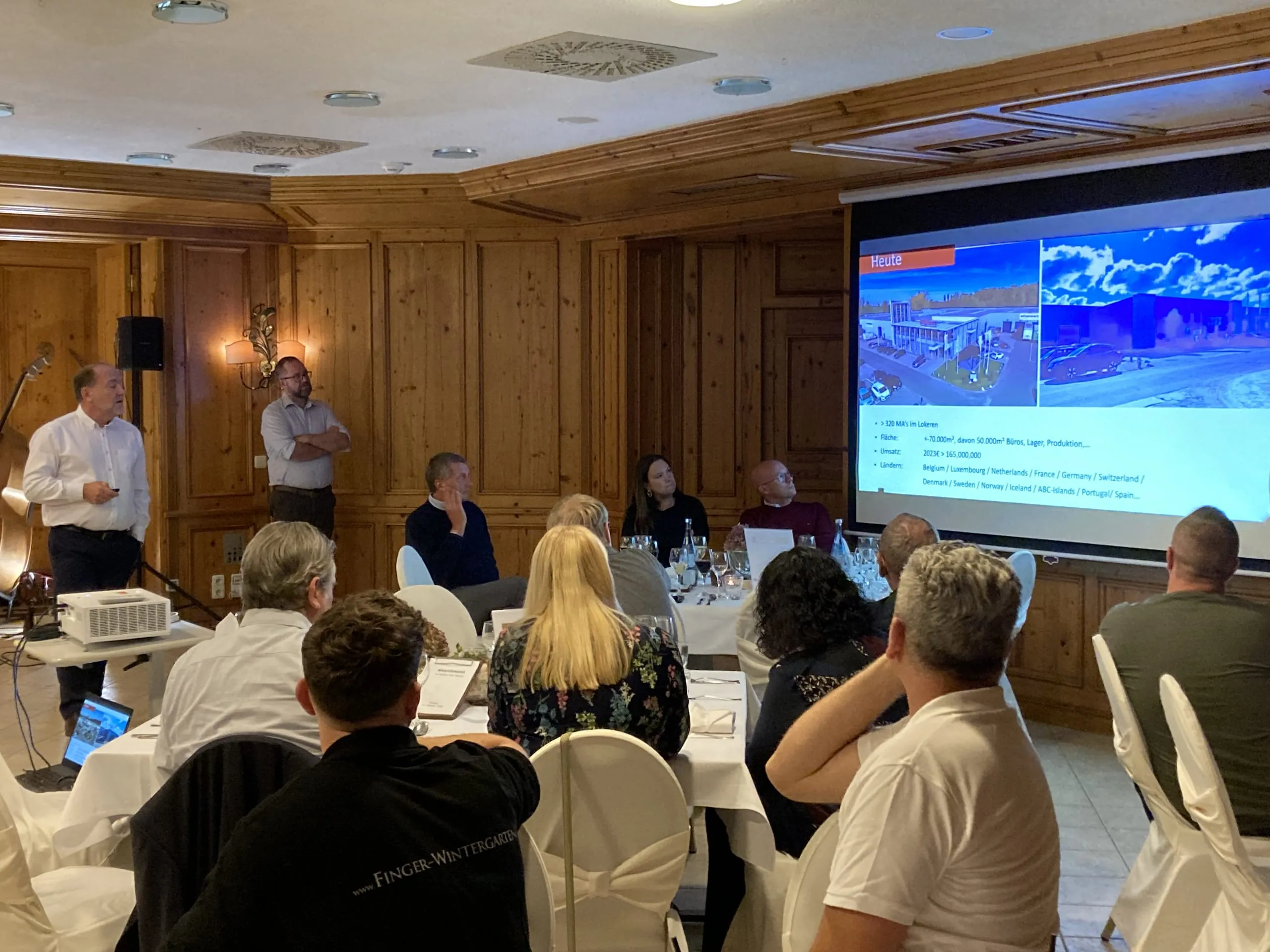 Aliplast feiert in diesem Jahr die Firmengründung vor 40 Jahren. Aliplast-CEO Xavier van Sebroeck (hinten li.) stellte den Gästen die Firmenhistorie vor und betonte, dass die vertikale Integration die Stärke des Herstellers sei. Aliplast machte 2023 einen Umsatz von mehr als 165 Mio. Euro.