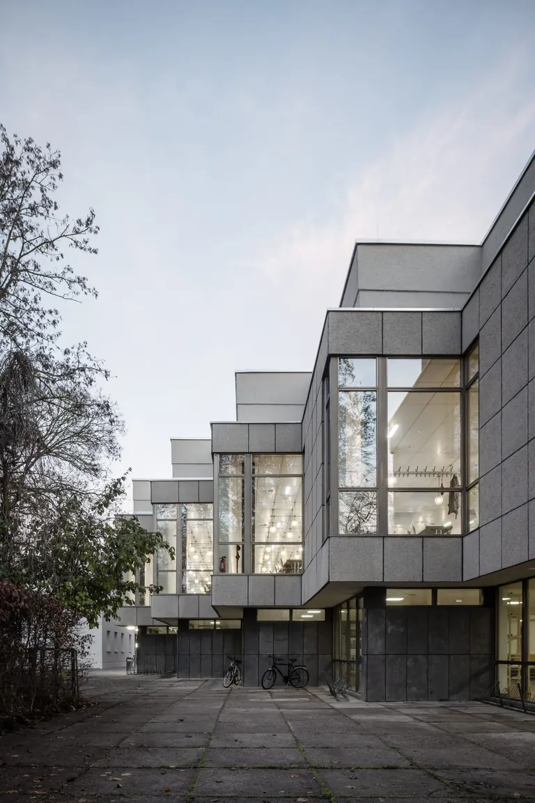 Die in vier Stufen zur&uuml;ckspringende Fassade erlaubt den geb&uuml;hrenden Abstand zu einem historischen G&auml;rtnerhaus im Park.