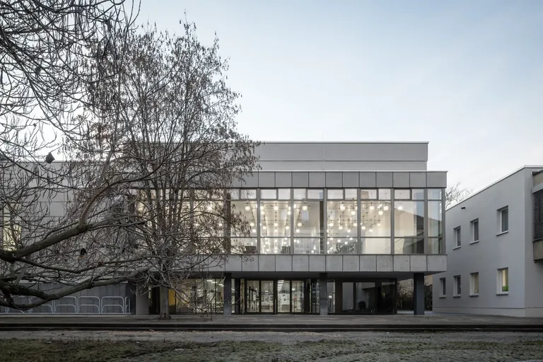 Die Fenster der Mensa am Park erhielten eine neue Sonnenschutzverglasung von Saint-Gobain Glass.