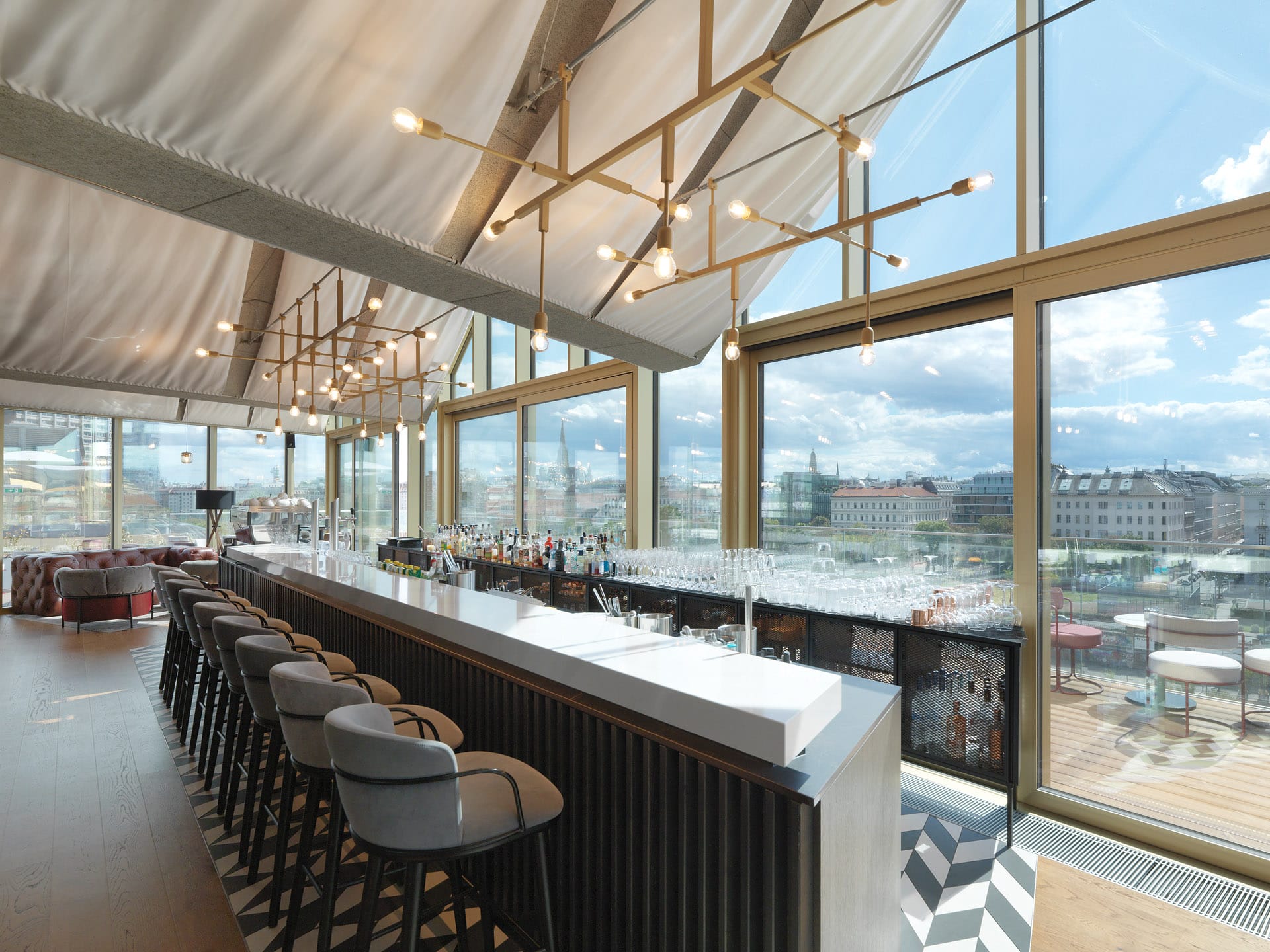 Neben den 179 Hotelzimmern verfügt The Rock über einen Veranstaltungsraum, eine Rooftop-Bar mit Terrasse, ein Restaurant sowie ein Fitness-Studio. Die öffentlich zugängliche Rooftop-Bar bietet ihren Gästen einen spektakulären Blick über Wien. Insgesamt wurden im Hotel rund 2.500 Quadratmeter des Sonnenschutzglases von Arcon verbaut.