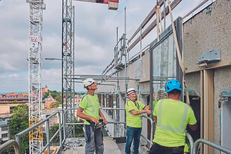 Kreislaufwirtschaft in der Praxis: Im Rahmen der Fassadenrevitalisierung am Evangelischen Campus N&uuml;rnberg (ECN) wurde die 50 Jahre alte Bandfenster-Fassade aus Aluminium und Glas r&uuml;ckgebaut, recycelt und durch ein neues Aluminiumsystem aus Hydro Circal ersetzt.