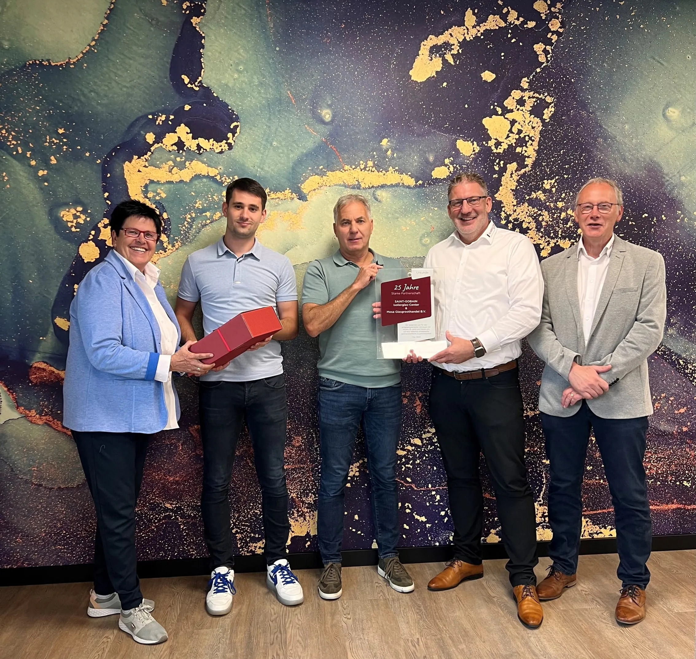 Glassolutions und Mosa Glas feiern 25-jährige Partnerschaft 