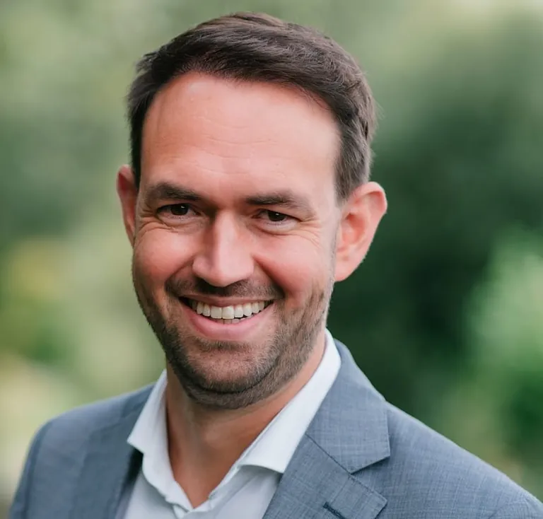 Prof. Niklas Kühl, Professor für Wirtschaftsinformatik und humanzentrische KI an der Universität Bayreuth sowie Gruppenleiter am Fraunhofer-Institut FIT.