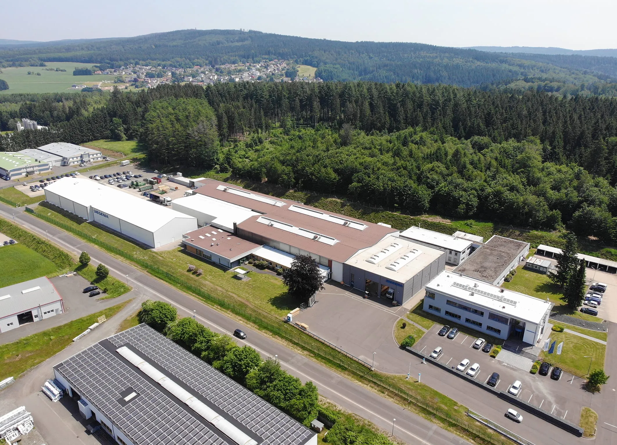 Siegenia legt Grundstein für neue Produktionshalle