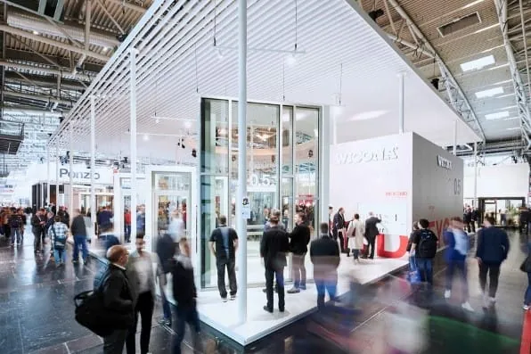 Dekarbonisierung und Kreislaufwirtschaft – Saint-Gobain Glass zeigt auf der Bau 2025 unter anderem das neue Cool-Lite Xtreme 61/29 II Oraé gebogen.