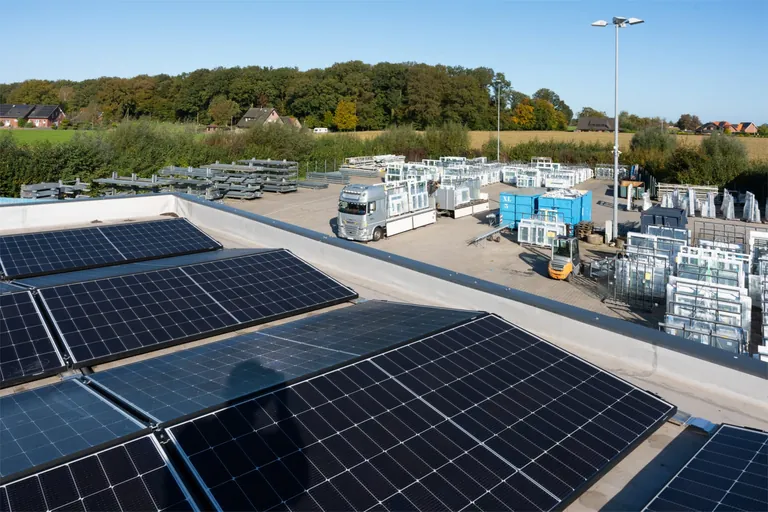 PV-Anlage auf dem Dach bei German Windows