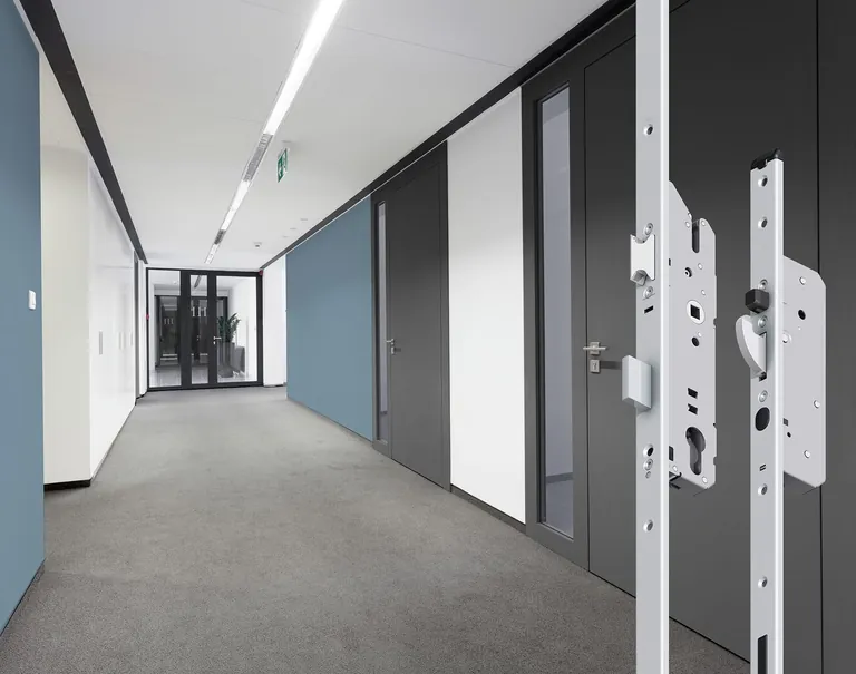 Die schl&uuml;sselbet&auml;tigte Panik-Mehrfachverriegelung Multisafe 872 mit dem Verriegelungstyp 13 erweitert die L&ouml;sungsvielfalt im Fluchtt&uuml;rschloss-Programm, ideal f&uuml;r Objektt&uuml;ren oder Durchgangst&uuml;ren.