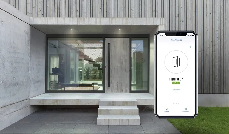 Mit der Zutrittsl&ouml;sung Smart Access wird das Smartphone zum Schl&uuml;ssel und die intuitiv bedienbare App zum T&uuml;r- und Tor&ouml;ffner. Die Bluetooth-Zutrittskontrolle erlaubt die T&uuml;r&ouml;ffnung ohne Internet oder Cloud. 