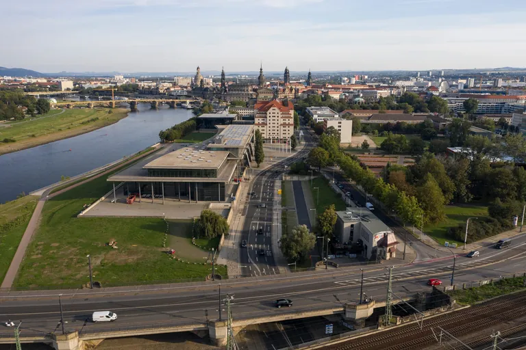 Der Glaskongress findet 2025 im ICC Dresden direkt an der Elbe statt