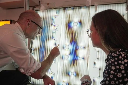 HM-Professor Christian Schuler und Doktorandin Lena Efferz betrachten Anisotropie-Effekte bei ESG.