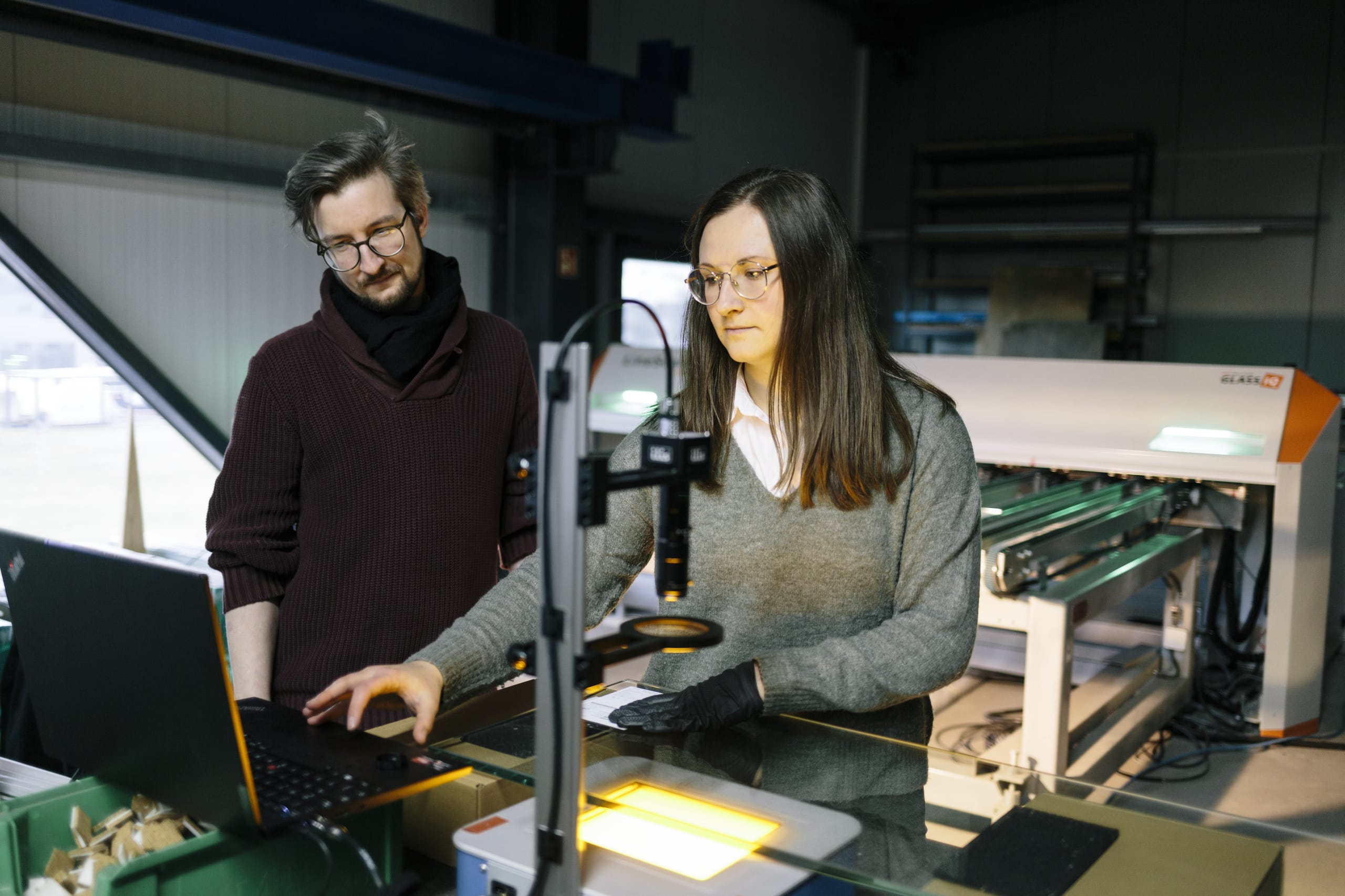 Die HM-Forschenden mit Anisotropie-Scanner (im Hintergrund).